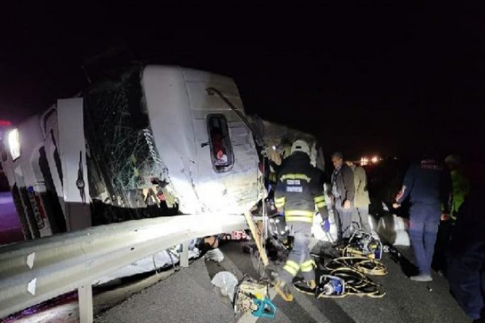 Konya'nın Akşehir il&ccedil;esinde bariyerlere &ccedil;arparak devrilen TIR&rsquo;ın şof&ouml;r&uuml; İsmail Boy