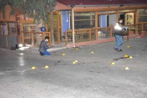 İzmir'in Buca il&ccedil;esinde, bir kahvehane &ouml;n&uuml;nde iki grup arasında &ccedil;ıkan
