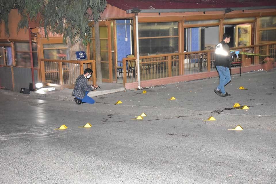İzmir'in Buca il&ccedil;esinde, bir kahvehane &ouml;n&uuml;nde iki grup arasında &ccedil;ıkan