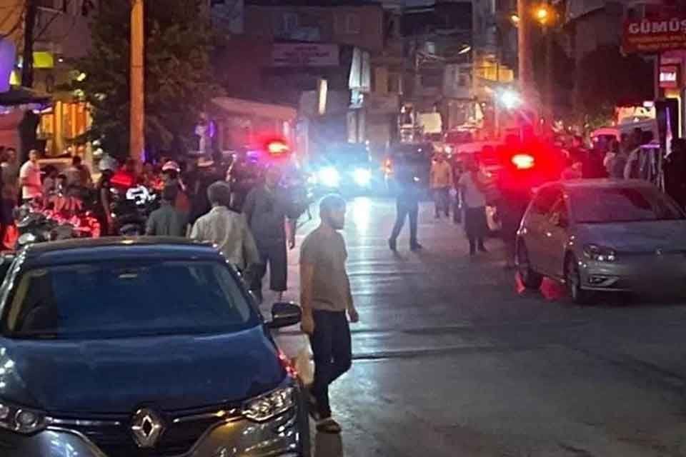 İZMİR'in Bayraklı il&ccedil;esindeki bir kıraathanede kimliği hen&uuml;z belirlenemeyen bir kişi