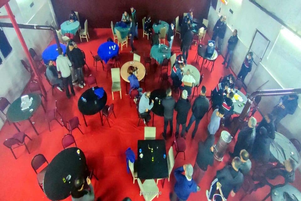 İzmir'in Menderes il&ccedil;esindeki ruhsatsız bir kahvehanede, kumar oynadığı belirlenen 38