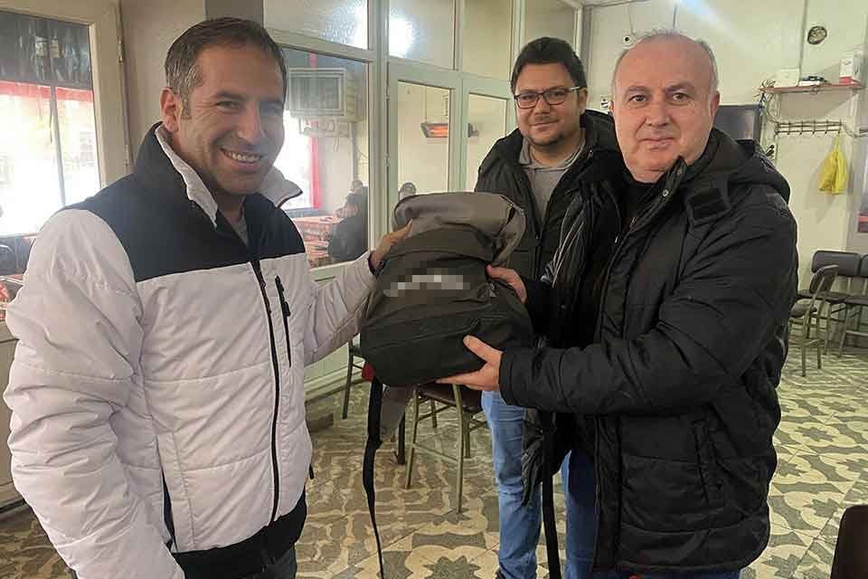 Manisa&rsquo;nın Turgutlu il&ccedil;esinde, bir kahvehanede unutulan ve i&ccedil;erisinde 166 bin