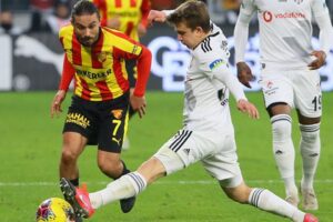G&ouml;ztepe, şampiyonluk d&uuml;ğ&uuml;m&uuml;n&uuml;n &ccedil;&ouml;z&uuml;leceği son haftada lider Beşiktaş'ı konuk edecek.