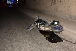 İzmir'in Bornova il&ccedil;esinde, s&uuml;r&uuml;c&uuml;s&uuml;n&uuml;n kontrol&uuml; kaybetmesi sonucu kaldırıma &ccedil;arpan motosiklet
