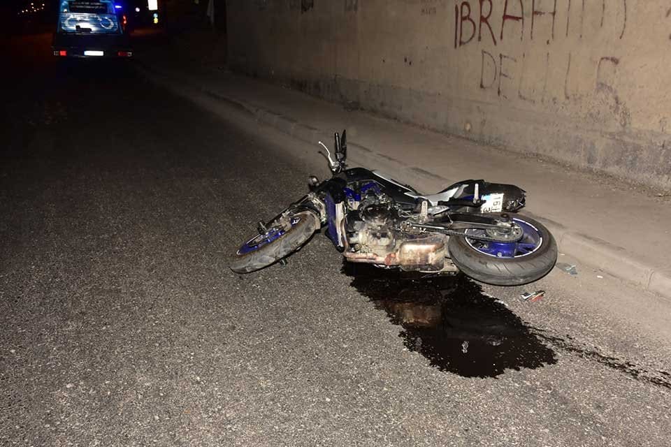 İzmir'in Bornova il&ccedil;esinde, s&uuml;r&uuml;c&uuml;s&uuml;n&uuml;n kontrol&uuml; kaybetmesi sonucu kaldırıma &ccedil;arpan motosiklet