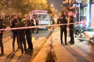 Ataşehir'de sabah saatlerinde taksiye &ccedil;arpan kamyonet, daha sonra kaldırımda bekleyen