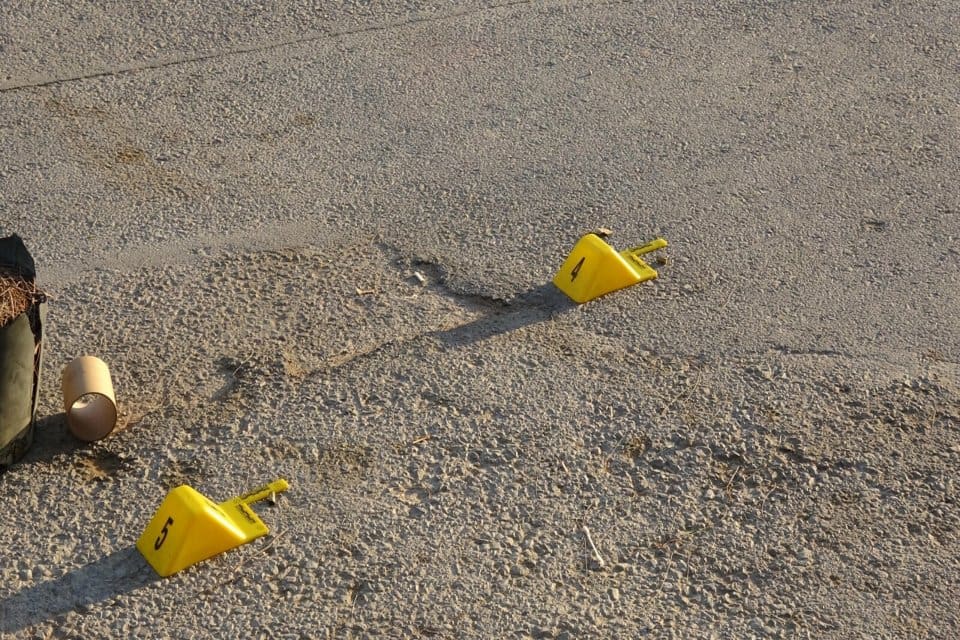 İzmir'in Bornova il&ccedil;esinde, kaldırımda y&uuml;r&uuml;yen 4 kişiye husumetlileri tarafından&nbsp;otomobilden&nbsp;ateş a&ccedil;ıldı.