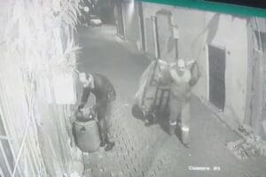 İzmir'in Bornova il&ccedil;esinde yaşayan Davut Butel'in (32) evinin &ouml;n&uuml;ne koyduğu