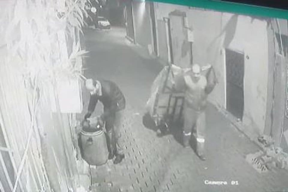 İzmir'in Bornova il&ccedil;esinde yaşayan Davut Butel'in (32) evinin &ouml;n&uuml;ne koyduğu