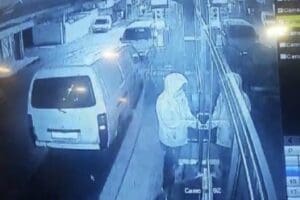 &nbsp; İzmir'in Karabağlar il&ccedil;esinde iftar saatinde kapalı olan fırına giren