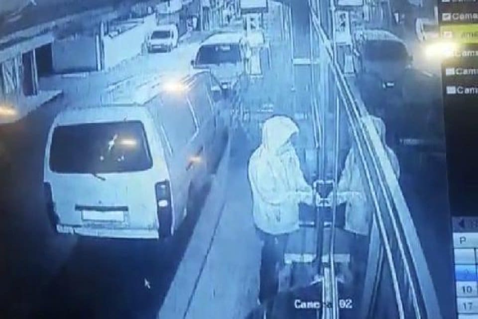 &nbsp; İzmir'in Karabağlar il&ccedil;esinde iftar saatinde kapalı olan fırına giren