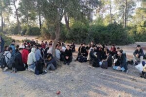 Muğla'nın Milas il&ccedil;esinde jandarma ekiplerinin, durdurdukları kamyonda 64&nbsp;ka&ccedil;ak g&ouml;&ccedil;men&nbsp;yakalandı, 2&nbsp;organizat&ouml;r&nbsp;ş&uuml;phelisi