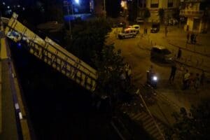 İzmir'in Konak il&ccedil;esinde, s&uuml;r&uuml;c&uuml;s&uuml;n&uuml;n direksiyon hakimiyetini kaybettiği kamyon bariyerleri aşarak