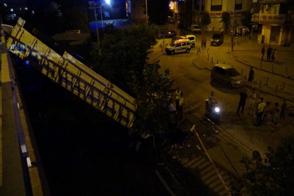 İzmir'in Konak il&ccedil;esinde, s&uuml;r&uuml;c&uuml;s&uuml;n&uuml;n direksiyon hakimiyetini kaybettiği kamyon bariyerleri aşarak