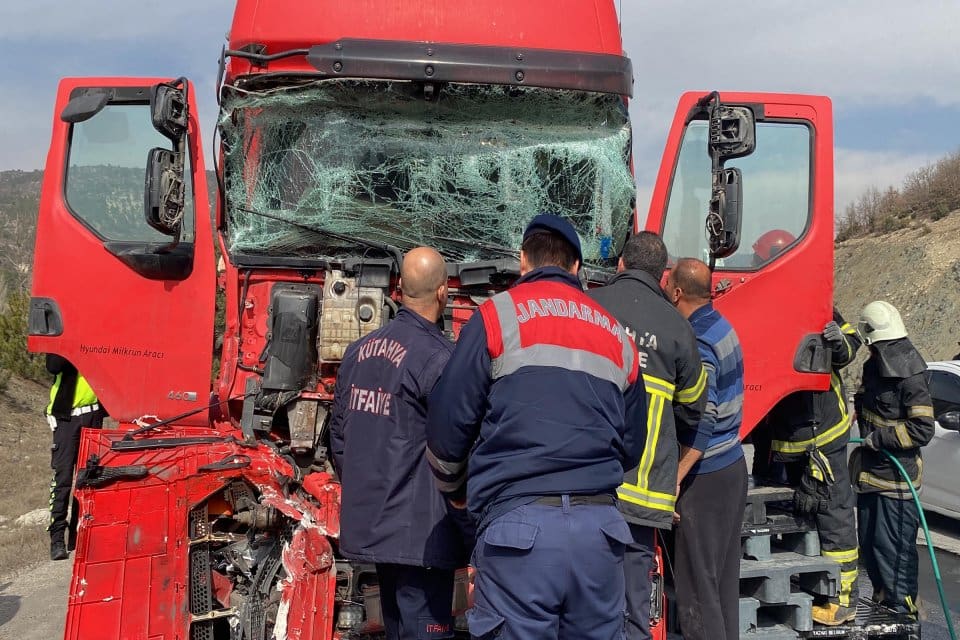 K&uuml;tahya'da kamyona arkadan &ccedil;arpan TIR'ın şof&ouml;r&uuml; Ufuk Ta&ccedil;,&nbsp;sıkıştığı yerden itfaiye