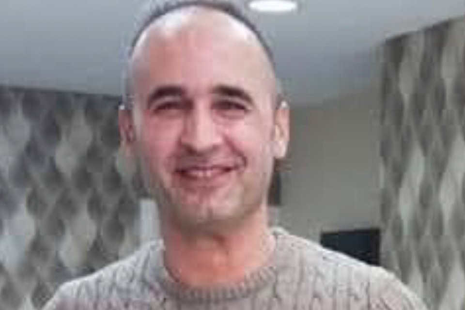 İzmir'in Torbalı ilçesinde otomobiliyle kamyona çarpan berber Adem Çebi (43),