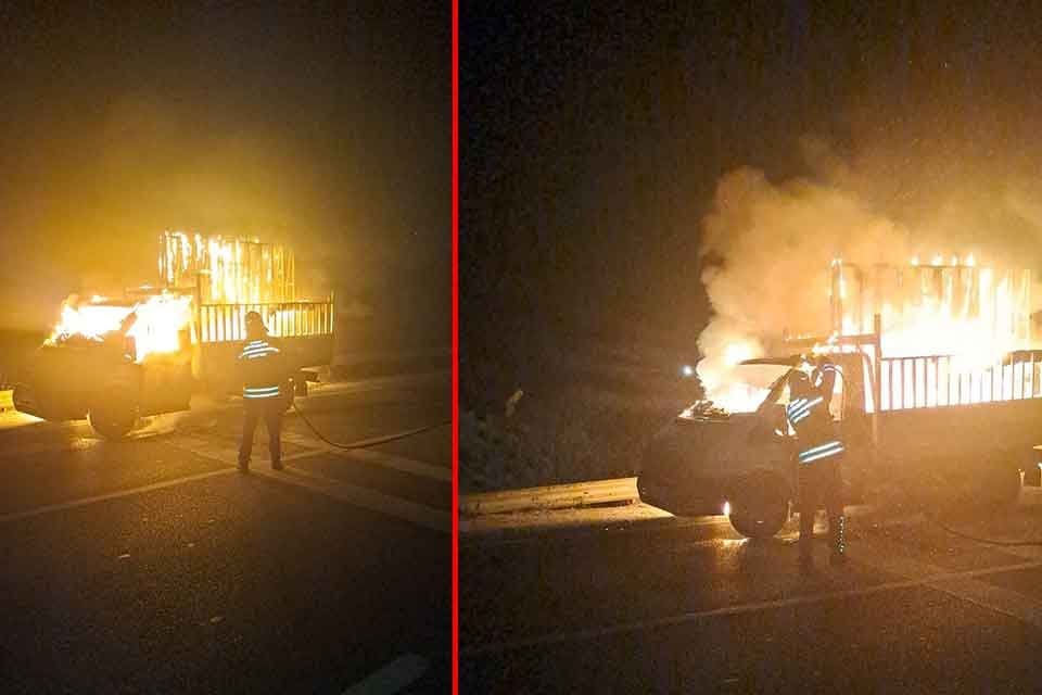Aydın&rsquo;ın S&ouml;ke il&ccedil;esinde, seyir halindeyken motor kısmından alev alan kamyonet