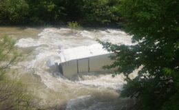 Artvin’de feci kaza: Nehre düşen kamyonun sürücüsü akıntıya kapılarak kayboldu