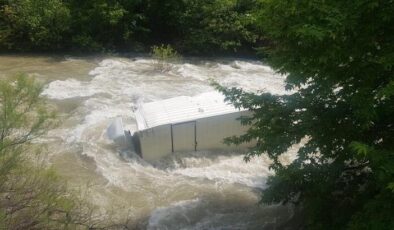 Artvin’de feci kaza: Nehre düşen kamyonun sürücüsü akıntıya kapılarak kayboldu