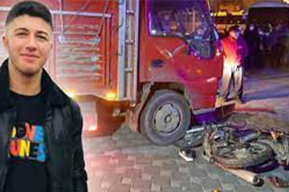 Manisa'nın Turgutlu il&ccedil;esinde, kamyonetle &ccedil;arpıştıktan sonra yola savrulan motosikletin s&uuml;r&uuml;c&uuml;s&uuml;