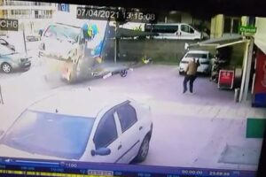 İzmir'in Buca ilçesinde, kontrolden çıkan kamyonet, demir kapıya çarpıp, apartman