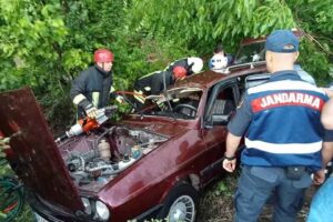 DENİZLİ'nin Serinhisar il&ccedil;esinde, kamyonetle &ccedil;arpışan otomobildeki anne ve 2 yaşındaki