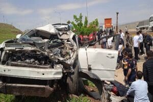 Şırnak'ın Cizre il&ccedil;esinde kamyonet ile otomobilin &ccedil;arptığı kazada 1'si &ccedil;ocuk,
