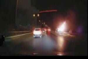 İzmir'in Narlıdere il&ccedil;esinde, seyir halindeyken kasasında yangın &ccedil;ıkan kamyonetteki 6