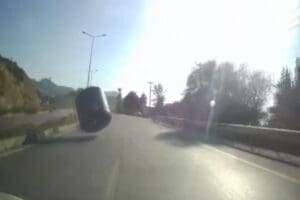 Muğla'nın Bodrum il&ccedil;esinde, boş su tankı seyir halindeki kamyonetin kasasından