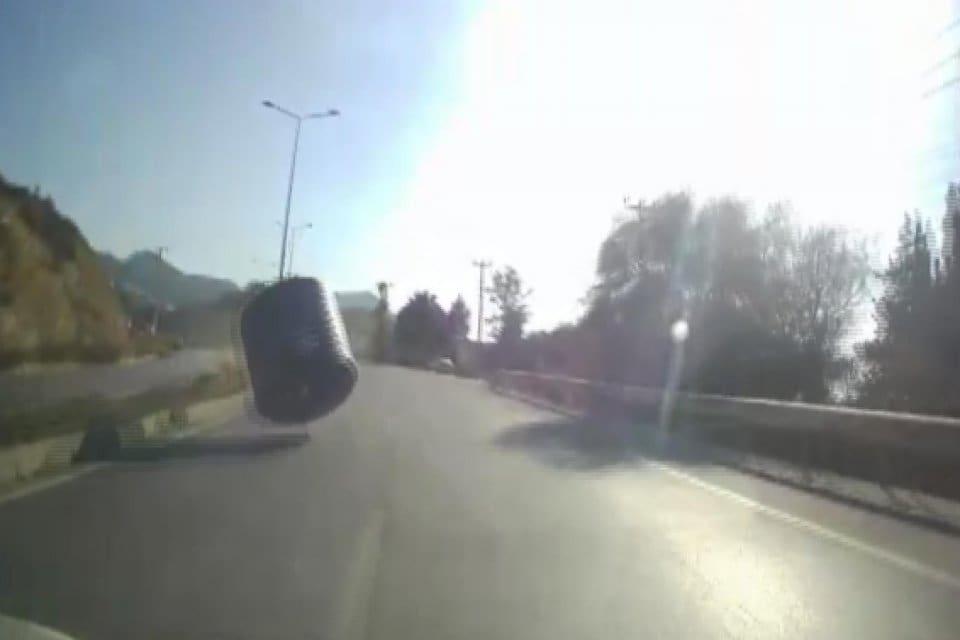 Muğla'nın Bodrum il&ccedil;esinde, boş su tankı seyir halindeki kamyonetin kasasından