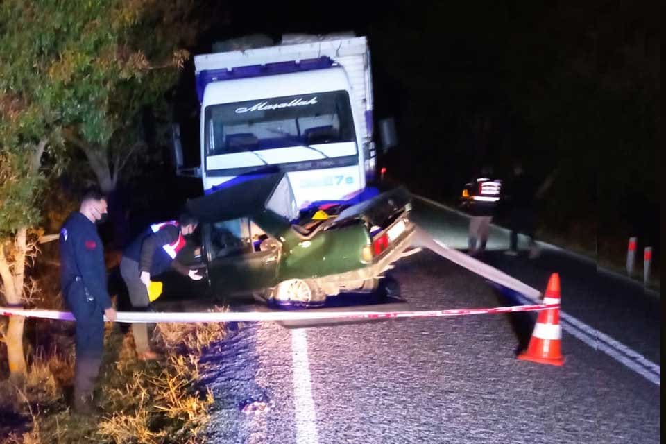 İzmir&rsquo;in Bergama il&ccedil;esinde, motosikletle &ccedil;arpıştıktan sonra şerit ihlali yapan otomobil,