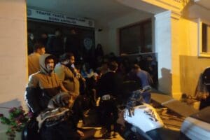 İzmir'in Fo&ccedil;a il&ccedil;esinde, kamyon kasasında 108 ka&ccedil;ak g&ouml;&ccedil;men yakalandı. Aralarında