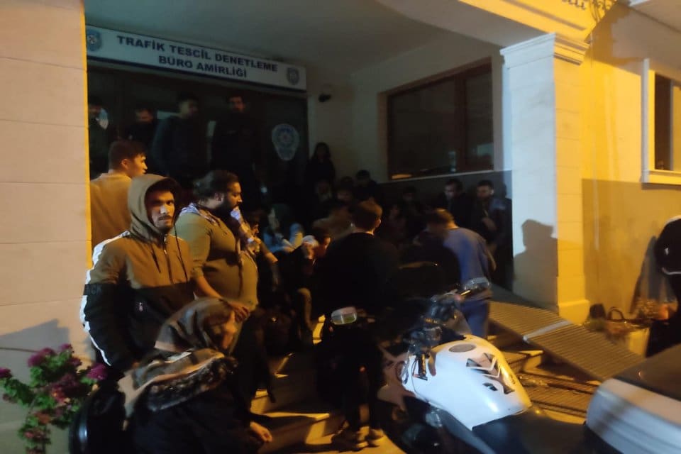 İzmir'in Fo&ccedil;a il&ccedil;esinde, kamyon kasasında 108 ka&ccedil;ak g&ouml;&ccedil;men yakalandı. Aralarında