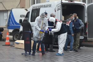 İzmir'in Kemalpaşa il&ccedil;esinde Mahmut Karşıcı (55), eski eşinin oğlu Murat