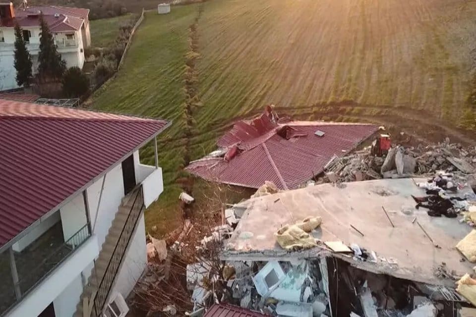 Kahramanmaraş merkezli depremler sonrasında oluşan yarık Kahramanmaraş Dulkadiroğlu il&ccedil;esine bağlı
