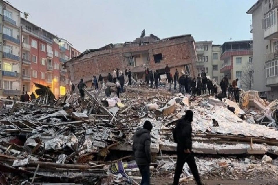 Kahramanmaraş'ta ger&ccedil;ekleşen 7.7 ve 7.6'lık iki deprem ardından b&ouml;lgede &ccedil;ok