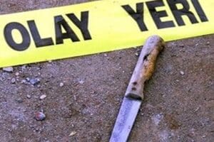 Manisa'nın Yunusemre il&ccedil;esinde &ccedil;ıkan kavgada 1 kişi g&ouml;ğs&uuml;nden aldığı bı&ccedil;ak