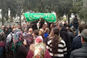 Aydın'ın Nazilli il&ccedil;esinde, evlerinin bah&ccedil;esindeki koltukların tutuşması sonucu &ccedil;ıkan yangında
