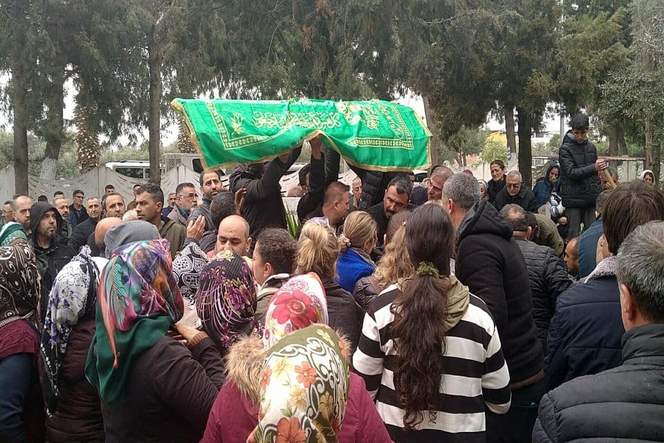 Aydın'ın Nazilli il&ccedil;esinde, evlerinin bah&ccedil;esindeki koltukların tutuşması sonucu &ccedil;ıkan yangında