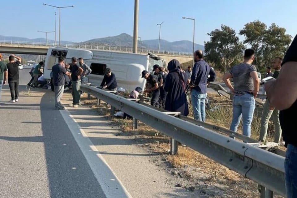 İzmir'in&nbsp;Sel&ccedil;uk&nbsp;il&ccedil;esinde, kanser tedavisi g&ouml;ren hastaları taşıyan midib&uuml;s&uuml;n kontrolden &ccedil;ıkarak, devrildi.