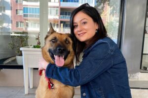 Manisa'da, hayvansever Yonca Gezgin (34), sokakta yaralı bir şekilde bulduğu