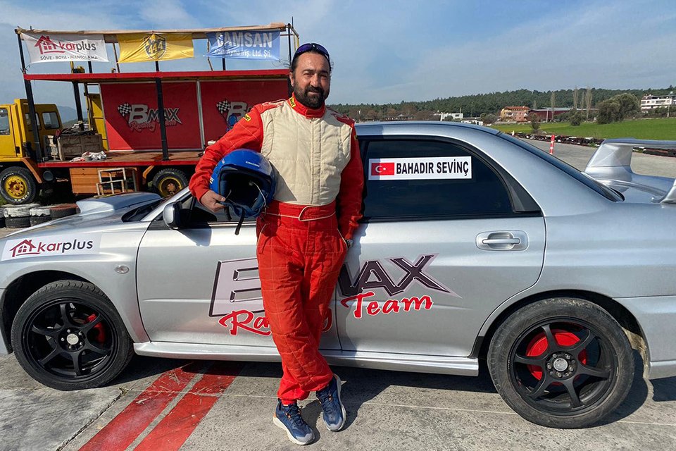 İzmir'de yaşayan yarış pilotu Bahadır Sevin&ccedil; (48), Alman kurdu cinsi