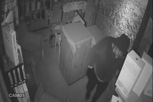 MUĞLA'nın Bodrum ilçesinde, telefon tamiri ve satışı yapılan iş yerine