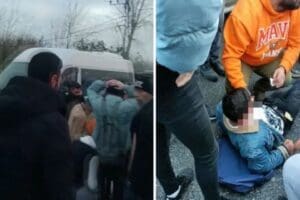 Arnavutk&ouml;y&rsquo;de B&uuml;nyamin Demirtaş (18), kapısı a&ccedil;ık olarak giden minib&uuml;sten yola