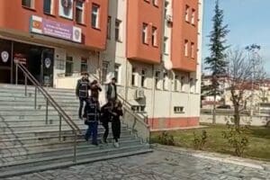 K&uuml;tahya'da, 'dil d&uuml;ş&uuml;rme'&nbsp;y&ouml;ntemiyle girdikleri evden &ccedil;ok sayıda altın ve para