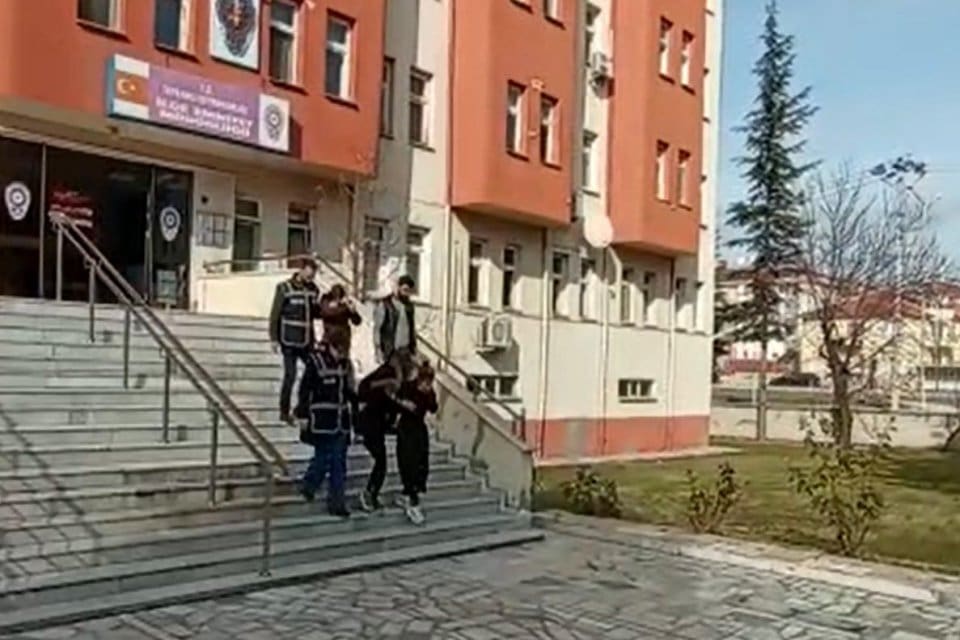 K&uuml;tahya'da, 'dil d&uuml;ş&uuml;rme'&nbsp;y&ouml;ntemiyle girdikleri evden &ccedil;ok sayıda altın ve para