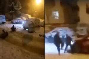Ankara'da mahalle arasında karla kaplı yolda poşetle kayan 2 kadın,