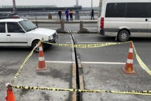 İstanbul'da kar yağışı ve şiddetli r&uuml;zgar nedeniyle bağlantı noktaları ayrılan