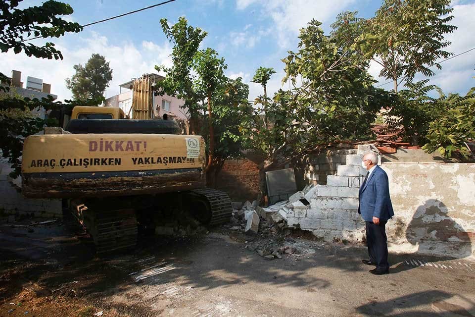 Karabağlar Belediyesi, il&ccedil;enin daha modern g&ouml;r&uuml;nmesi ve vatandaşların ulaşımlarını kolaylaştırmak