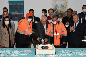 Başkan Selvitopu, meclis üyeleri ve çalışanlarla birlikte pasta kesti. Karabağlar